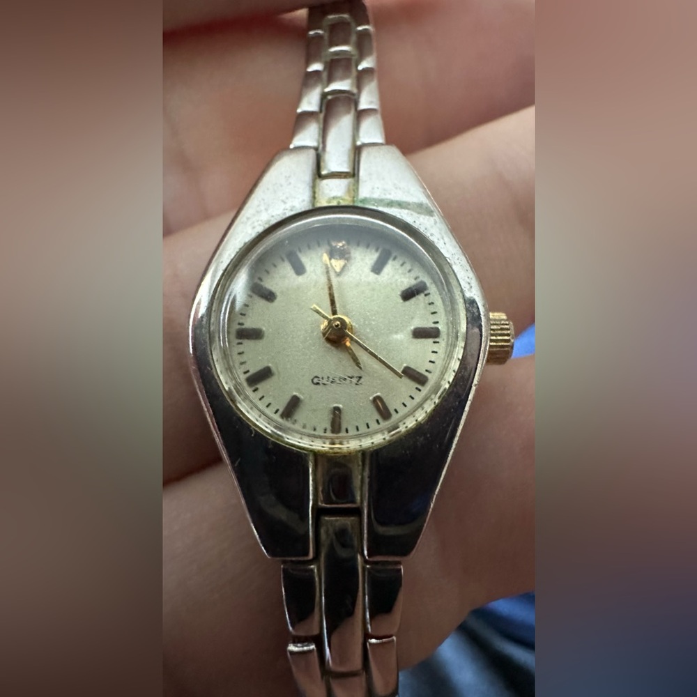 Womans 90’s quartz watch.